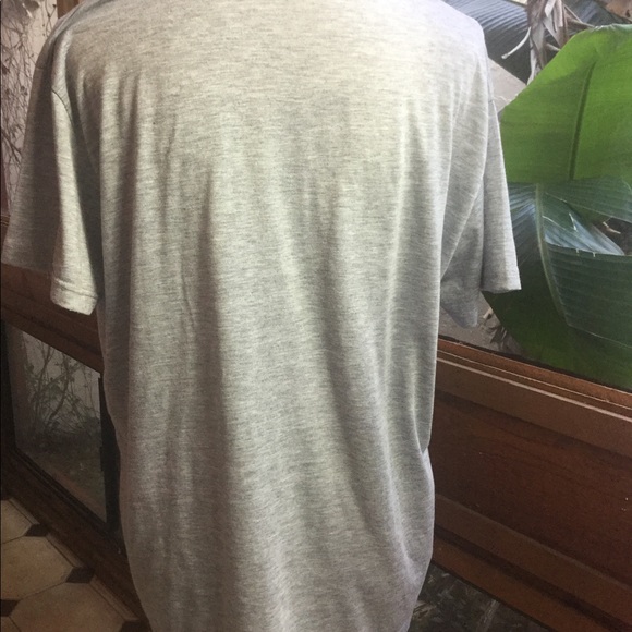 Super Cute “Let it 🐝 “ graphic T shirt. - Picture 2 of 4